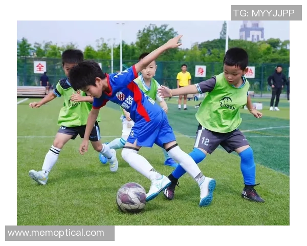 激情四溢的绿茵场上让我们一起为梦想呐喊为胜利助威的足球比赛标语